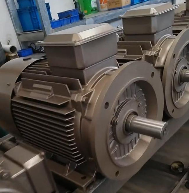 圖為西安泰富西瑪電機生產的YR系列繞線型三相異步電機照片